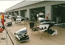 Photo des flancs et de l'aileron avant de la Tyrrell 026 à Silverstone