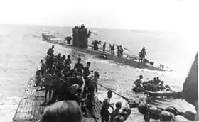 Le U-156 (premier plan) et le U-507 (arrière plan) récupère des survivants du Laconia le 15 septembre, 3 jours après l'attaque