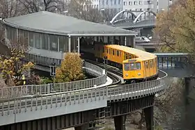 Une rame de la ligne 1 entrant dans la station.