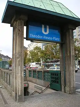 Bouche de la station de métro.