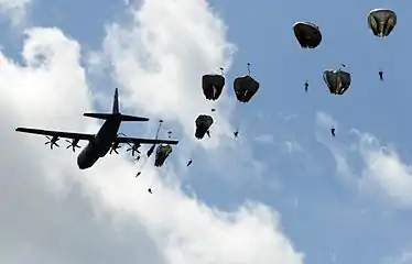 Saut de parachutistes depuis un Hercule C-130 sur Chef-du-Pont.