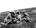 Équipe de mitrailleurs du 1er corps expéditionnaire américain, mettant en œuvre une Hotchkiss modèle 1914 près de Froissy (Oise, France) (10 mai 1918)