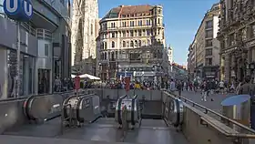 Une bouche d'accès à la station.