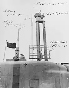 Massif du U-3008, Type-XXI, avec son antenne radar, ses deux périscopes et son mât schnorkel, 1945.