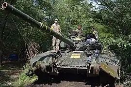 Opérant un T-72 avec marque jaune en octobre 2022.