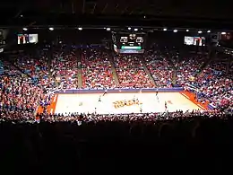 Vue depuis le haut des tribunes de la salle, lors d'un match de basket-ball.