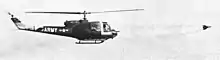Photo en noir et blanc d'un hélicoptère lançant un missile.
