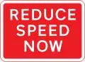 Plaque utilisée avec des panneaux d'avertissement lorsqu'une réduction de vitesse est nécessaire