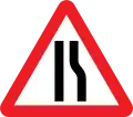 La route se rétrécit à droite (à gauche si le symbole est inversé)