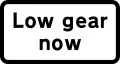 « Rétrogradez maintenant »  Plaque utilisée avec des panneaux pente raide
