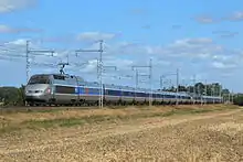 2 rames TGV Atlantique en rase campagne, près de Dangé.