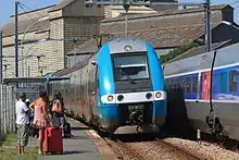 Croisement d'un TGV et d'un TER.