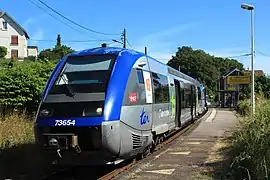 Deux X 73500 à l'arrêt sur le quai desservi par les trains à destination du Havre.