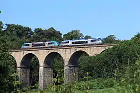 Ligne des Sables-d'Olonne à Tours (TER Pays de la Loire) sur le viaduc de l'Angle (Bournezeau-Chantonnay).