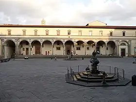 La loggia sur la place.