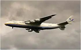 L'Antonov An-225 dans sa livrée la plus récente, en phase d'atterrissage à l'aéroport international de Manchester (Angleterre), le 24 juin 2013.