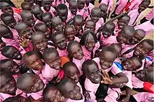 photo en plongée d'un groupe d'enfants d'âge primaire tous vêtus d'un haut rose