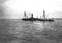 Photographie montrant le navire SS Montanan en train de couler après son torpillage le 15 août 1918.