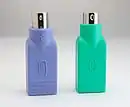 Convertisseurs USB → PS/2 pour clavier (bleu-violet) et souris (vert)..