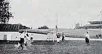 scène devant les buts anglais;