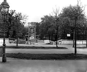 Le piédestal installé dans le Burggarten (avril 1953).