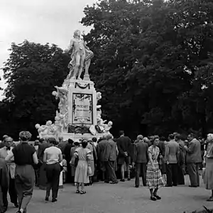 Le monument érigé (juin 1953).