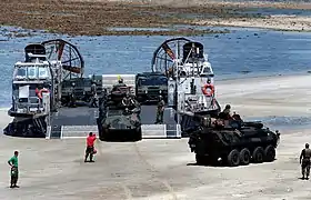 Des blindés des Marines américains débarquant d'un LCAC en Thaïlande lors d'un exercice en 2002.