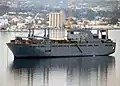 Le cargo USNS Bob Hope (en), dans le port de la baie de Souda en Crète.