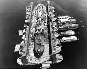 Dock flottant USS Artisan (ABSD-1) de la marine des États-Unis durant la guerre du Pacifique.