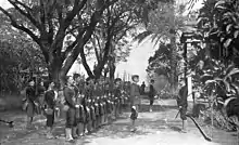 Photographie en noir et blanc d'hommes armés à Hawaï.