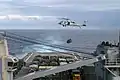 Un hélicoptère MH-60S Seahawk ravitaille par les airs l'USS Carter Hall au large de la Caroline du Nord (26 août 2005)