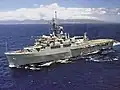 Le navire de commandement auxiliaire USS Coronado à la mer.