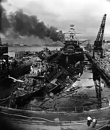 Les destroyers Cassin et Downes gravement touchés devant le cuirassé Pennsylvania presque intact. Tous seront remis en service entre 1942 et 1944.