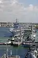 Le porte-avions Enterprise et des navires de son groupe à quai en avril 2004.