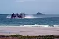 Un LCAC en provenance de l'USS Fort McHenry (au large) se prépare à débarquer sur l'île de Had Yao Island (Thaïlande) (24 juin 2005)