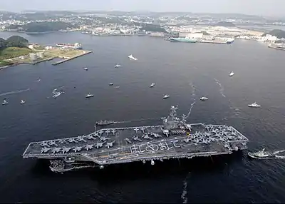Arrivée du USS George Washington (CVN-73) le 25 septembre 2008 ; l'équipage forme la phrase « Hajimemashite » (« Ravis de vous rencontrer ») en japonais sur le pont d'envol.