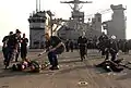 Entraînement aux soins de première urgence sur le pont d'envol de l'USS Gunston Hall dans le golfe Persique (8 octobre 2007)