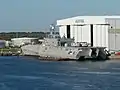 Vue arrière de l'USS Independence (LCS-2) aux chantiers USA Austal de Mobile, en Alabama.