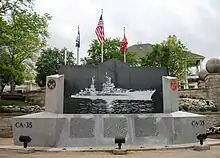 Monument au centre duquel l'Indianapolis est stylisé. En dessous, la liste des victimes est inscrite.