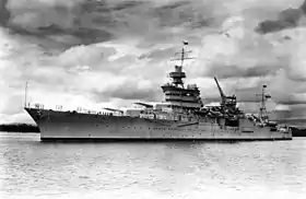 Photo en noir et blanc d'un croiseur vu de bâbord avant.