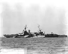 Photo en noir et blanc d'un croiseur vu depuis bâbord. On distingue bien son camouflage dazzle, très bigarré.