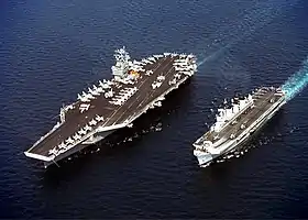 Les porte-avions John C. Stennis et HMS Illustrous, en haute mer.