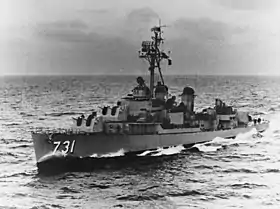 Photos en noir et blanc d'un destroyer américain vu de trois-quarts avant