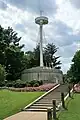 Le mémorial dans le cimetière d'Arlington avec le mat de l'USS Maine