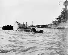 Le cuirassé Oklahoma retourné après son torpillage. C’est l’un des trois navires sur les dix-neuf touchés qui ne sera pas réparé.