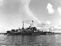 Le USS Oyster Bay s'occupant des PT boats dans le port de Seeadler le 25 mars 1944.