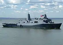 L'USS San Antonio dans le port de New York durant une parade navale (24 mai 2006).