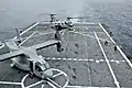 Un CH-46 Sea Knight et un MV-22 Osprey sur le pont d'envol de l'USS San Antonio dans l'Atlantique (5 juin 2006).