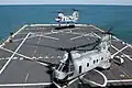 Deux CH-46 Sea Knight appontent sur l'USS San Antonio dans l'Atlantique (9 mars 2008).