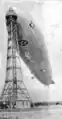 USS Shenandoah attaché à un grand mât.